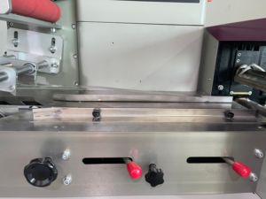 เครื่องบรรจุฟิล์มหมอนอัตโนมัติใช้งานง่ายสำหรับ<span class=keywords><strong>หน้ากาก</strong></span>แบบใช้แล้วทิ้งสำหรับบรรจุปิดผนึกสินค้า<span class=keywords><strong>ทางการ</strong></span><span class=keywords><strong>แพทย์</strong></span> - Product Image 2