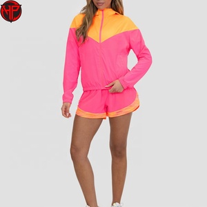 Ensemble de survêtement personnalisé pour femme, coupe-vent à capuche deux pièces, avec short et veste, fermeture éclair réfléchissante et matière polyester - Product Image 1