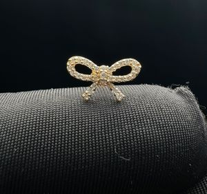 Pendientes de Diamante Radiante con Forma de Lazo en Oro de 14K con Delicado Estilo de Cinta - Product Image 3