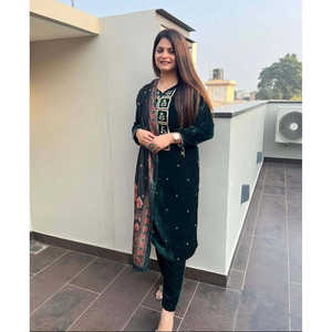 Tenue de soirée en velours pour femme de créateur avec bas et dupatta - Product Image 5