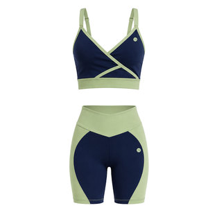 Ensemble de sport côtelé élégant et sans coutures pour femme – Tenue d'entraînement ajustée et extensible pour le fitness, la gym, la course et l'exercice - Product Image 4