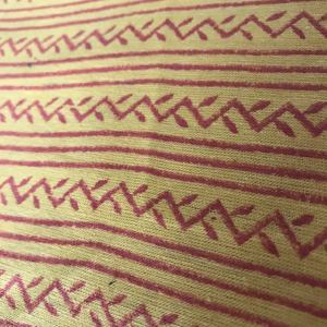 ผ้าฝ้ายพิมพ์ลายบล็อกอินเดีย ลายเรขาคณิตซิกแซกสีน้ำตาลแดงบนพื้นสีมัสตาร์ด - Product Image 3