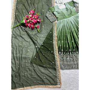 Robe Anarkali de créateur avec pantalon et dupatta pour les fêtes et les occasions du soir - Product Image 5