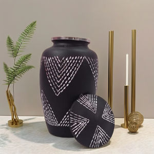 Urne funéraire en aluminium artisanale, best-seller, de couleur noire, pour les cendres humaines, gravée, directement de l'Inde, capacité de 1 à 2 litres, moderne - Product Image 1