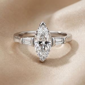 Anillo de Tres Piedras de Moissanita con Corte Marquise de 2 Quilates, Diseño Moderno, Plata 925 con Baño de Rodio, Regalo Sorpresa de Boda para Enamorados - Product Image 1