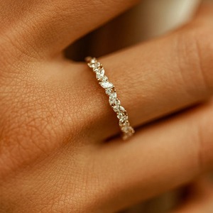 แหวนเพชรทรงมาร์คีส์เฉียงและทรงกลม เพชรเลี้ยงในห้องปฏิบัติการ ทอง 14K แหวนแต่งงาน ดีไซน์ทรงกลมแบบเรียงกัน ตัดเจียระไนสวยงาม โดดเด่นเป็นเอกลักษณ์ เครื่องประดับที่ยั่งยืน - Product Image 2