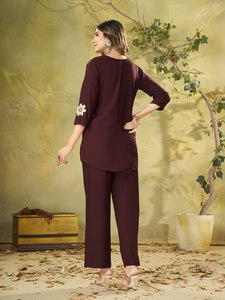 Elegante Conjunto de Dos Piezas de Rayón Bordado para Damas |   Conjunto de Pantalones Rectos Cómodos |   Fabricante y Exportador de Productos de Calidad - Product Image 5