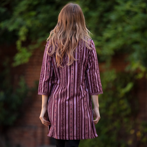 Elegante kurti a rayas diseñado para una comodidad sin esfuerzo. Confeccionado en tela transpirable, cuello de banda y mangas tres cuartos que ofrecen comodidad. - Product Image 5