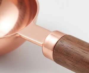 Cuillère à mesurer esthétique en or rose poli avec manche en bois, design élégant et roulé, ustensiles de cuisine pour la cuisson - Product Image 5