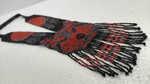 Collier en fil de soie tissé à la main avec imitation de perles, motif couronne rouge audacieux sur fond noir, bijou vintage pour soirée - Product Image 5