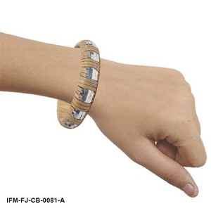 กำไลข้อมือหวายทอแบบแฮนด์เมด Tissé Tarenza: ห่อหุ้มด้วยเส้นใยราฟเฟียโทนสีเอิร์ธโทน พร้อมลวดลายพื้นผิวที่หรูหราและดีไซน์ทันสมัย - Product Image 2