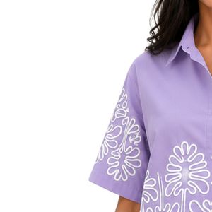เสื้อเชิ้ตครอปปักลายดอกไม้สีขาว แขนสั้น สไตล์ลำลองสำหรับฤดูร้อน ผ้าฝ้าย แฟชั่นดีไซน์เนอร์  สำหรับผู้หญิง  ลายลาเวนเดอร์  ติดกระดุม  แบบสั่งทำพิเศษ - Product Image 3