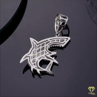 Colgante de tiburón hecho a mano con diseño de animal marino y diamantes de moissanita VVS