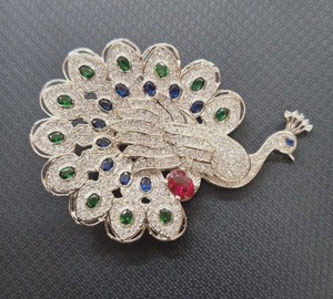 Broche de Plata 925 con Baño de Oro de 14 Quilates, Zafiro, Esmeralda, Rubí, Diamante y Moissanita de Corte Redondo - Product Image 4