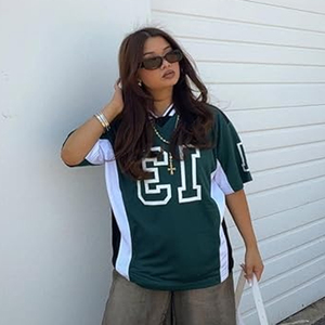 เสื้อฟุตบอลตาข่ายคอวีทรงโอเวอร์ไซส์สไตล์เรโทรสำหรับผู้ชายและผู้หญิง พิมพ์ลายดิจิตอลแบบซับลิเมชั่น รับสั่งทำโลโก้ ชื่อ และหมายเลข จำนวนมาก - Product Image 3