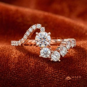 แหวนแต่งงานแบบเปิดประดับเพชรทรงกลมทองคำโรสโกลด์ 14K สำหรับผู้หญิง แหวนแต่งงานแบบโค้งประดับเพชรทรงกลมทองคำโรสโกลด์ 14K - Product Image 1