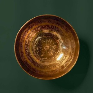 Bol chantant en métal fait main, cloche chantante pour la décoration, le yoga, la méditation et la guérison, bol chantant en laiton doré - Product Image 2