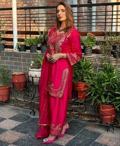 Vestido de Novia Moderno y Elegante de Color Rosa Dorado, Bordado a Mano, Salwar Kameez Tradicional Pakistaní e Indio, en Seda Chinon - Product Image 2