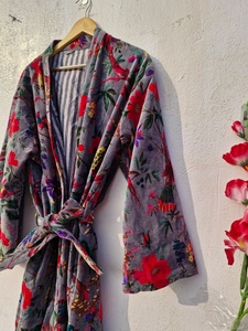 Bata Kimono Acolchada de Terciopelo con Estampado de Pájaros Grises, Chaqueta Larga Forrada Hecha a Mano Estilo Boho, Abrigo de Invierno para Mujer, Venta al por Mayor Personalizada - Product Image 3