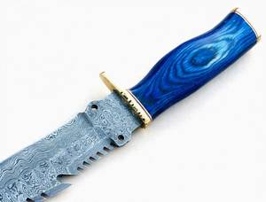 Couteau utilitaire avec lame fixe en acier Damas, poignée en bois bleu et garde-poignée en laiton poli - Product Image 6