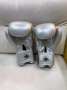 Guantes de Boxeo Twins Silver, Cuero Vacuno Premium, Transpirables, para Entrenamiento de Artes Marciales, con Cierre de Velcro - Product Image 5