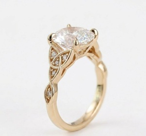 Bague de fiançailles en or jaune 14 carats, style vintage, or antique, diamant de laboratoire taille ovale, nœud celtique symbolique Triquetra - Product Image 2