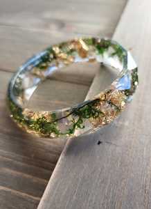 Exclusivo Brazalete de Resina Hecho a Mano con Musgo Preservado y Hoja de Oro, Tema Rústico Natural, Joyería Ecológica para Boda - Product Image 3