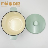 Cocotte en fonte carrée vert menthe au design classique, émaillée, anti-rouille, de type Dutch Oven, de la gamme Factory Outlet