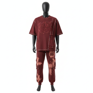 Ensemble jogging cargo pour homme en coton éponge 240 GSM, couleur bordeaux, avec empiècements patchwork, t-shirt et pantalon brodés avec logo. - Product Image 1