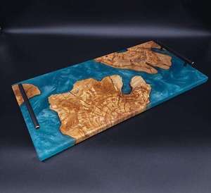 Plateau de service et de rangement en résine époxy et bois avec poignées métalliques pour thé, café, petit-déjeuner – Plateau tendance pour la décoration de table - Product Image 3