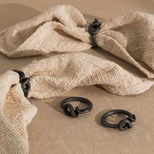 Rond de serviette élégant et contemporain en métal, conçu pour une décoration de table et des intérieurs sophistiqués - Product Image 1