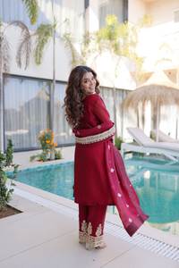 Ensemble de costume 3 pièces en soie de luxe avec broderie de sequins lourds et dupatta en dentelle de créateur - Product Image 4