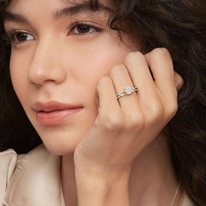 Anillo de Compromiso con Corte Redondo y Moissanita para Mujer, Anillo de Regalo de Oro Blanco, Marca RITZIN - Product Image 1