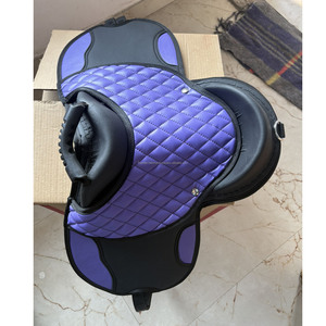 Silla de Montar Miniatura de PVC Sintético Morado de Alta Calidad, Tipo Inglés, con Cincha, Estribo y Almohadilla para Niños, de Plástico - Product Image 4