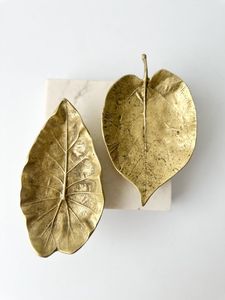 Plato de Servir Minimalista de Aluminio con Forma de Hoja para Decoración de Comedor Moderno, Ofrece un Diseño Limpio con Silueta Inspirada en la Naturaleza - Product Image 2