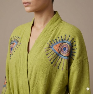 Vestido largo de algodón de manga larga con cuello en V, silueta holgada, diseño liso, para fiesta, con dobladillo con volantes y bordado. - Product Image 4