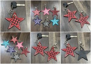 Porte-clés en cuir de vache à carreaux étoiles noires et rouges, tendance 2026, mignon, design unisexe, accessoire de sac, porte-clés pour cadeau - Product Image 3