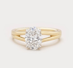 Anillo de Compromiso Solitario de Oro Amarillo de 14K con Diamante Ovalado Cultivado en Laboratorio de 1.52 CT y Tallo Dividido para Mujer - Product Image 1
