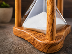 Sablier en bois artisanal pour la relaxation, le yoga, la méditation, la thérapie par le massage, le spa, la maison et le bureau - Product Image 2