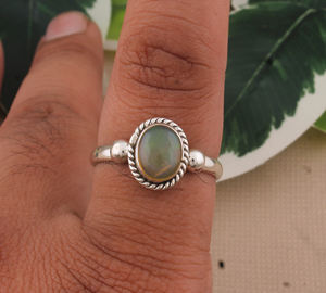 Anillo de Boda Solitario Clásico Boho Delicado Hecho a Mano con Ópalo Ovalado Engastado en Plata de Ley 925 Certificado - Product Image 2