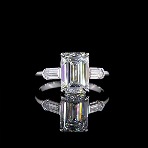 Bague de fiançailles en or blanc 14 carats avec diamant de laboratoire taille émeraude de 3 carats certifié IGI, trois pierres et pierres latérales baguette en forme de balle - Product Image 1