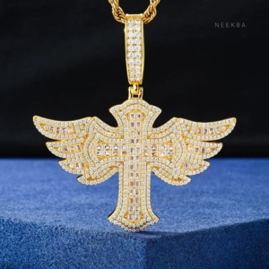 Colgante de Cruz Alada con Moissanita Baguette de Plata de Ley 925 - Joyería Artesanal de Fe, Colgante de Moissanita Baguette Estilo Hip Hop - Product Image 3