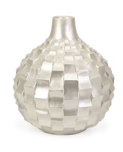 Jarrón de flores de aluminio estilo antiguo inspirado en un diseño clásico que agrega un encanto atemporal a los interiores del hogar y la oficina. - Product Image 3