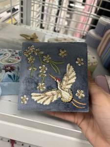 Boîte à bijoux carrée élégante en velours bleu avec motifs floraux brodés d'oiseaux, couvercles pour le rangement des bijoux - Product Image 1
