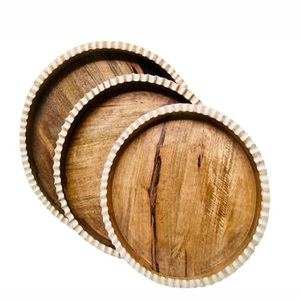 Ensemble de 3 plateaux élégants en bois de manguier avec poignées de haute qualité pour les collations de charcuterie, le thé et les aliments servis sur une table de canapé ou des comptoirs - Product Image 2