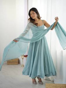 ชุดเดรสอานาร์กาลีสีเขียวมิ้นท์พร้อมผ้าคลุมไหล่ สายเดี่ยวปักลายขอบ สำหรับงานปาร์ตี้สำหรับผู้หญิง - Product Image 3