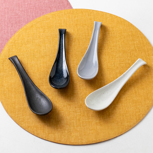 Cuchara de Sopa de Porcelana Japonesa Mino Ware con Mango Largo para Restaurantes y Cafeterías - Product Image 1