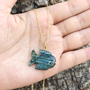 Collier pendentif poisson en labradorite naturelle sculpté à la main, laiton plaqué or 18 carats, bijoux de mode pour femmes, style été. - Product Image 5
