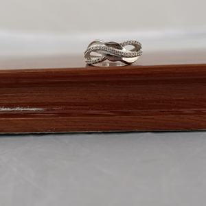 Anillo Infinito Trenzado con Diamantes, Elegante y Minimalista, para Mujer, Ideal para Boda, Compromiso, Uso Diario o Regalo - Product Image 3