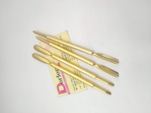 Empujador de cutículas de acero inoxidable chapado en oro mate de primera calidad, con logotipo personalizado, de doble punta, para el cuidado de las uñas. - Product Image 5